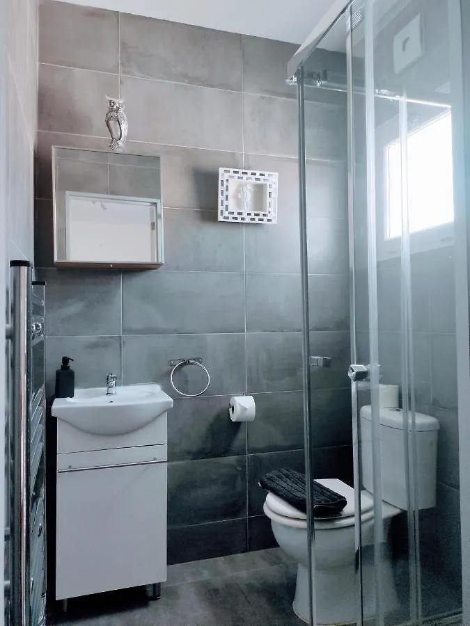 Torreguadiaro Villa - 2 Mins Walk From The Bars And Restaurants San Roque  0*, San Roque (Andalucia)